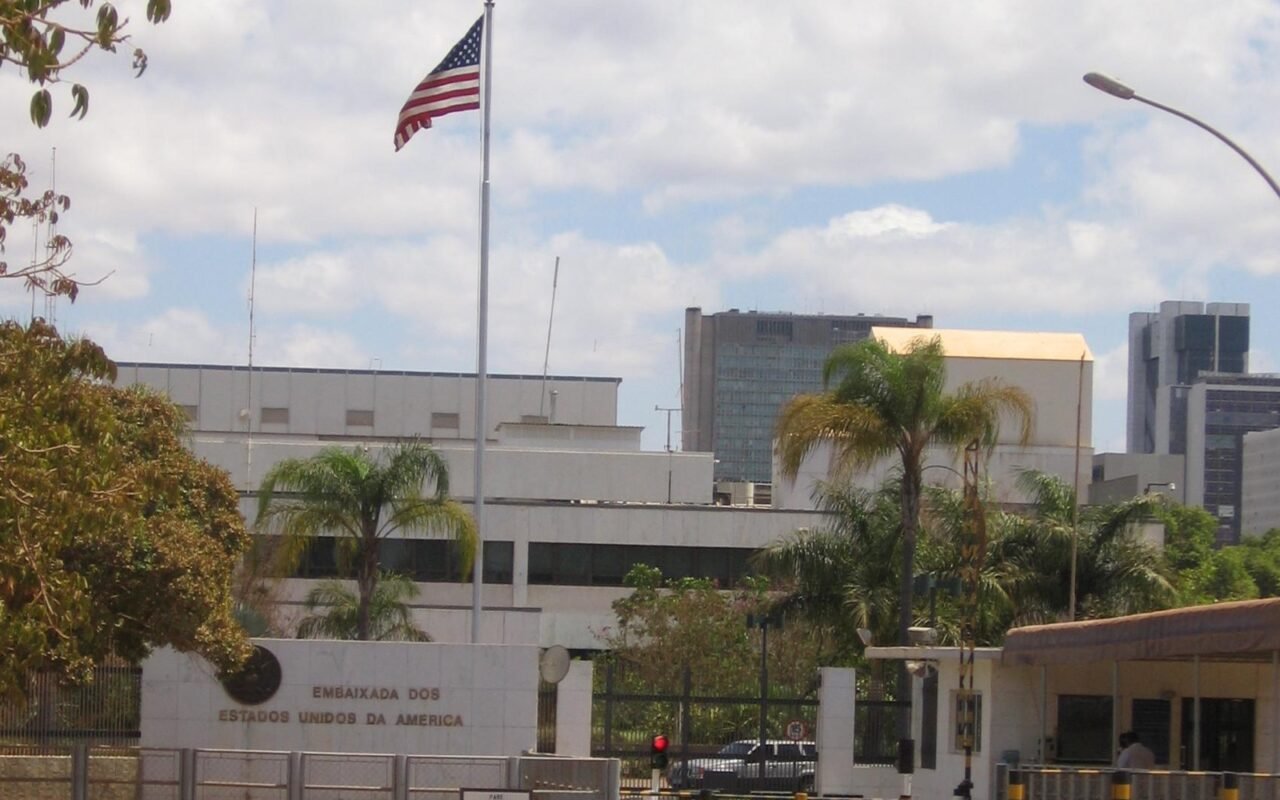 Entrada da Embaixada dos Estados Unidos da América em Brasília, com a bandeira americana no mastro