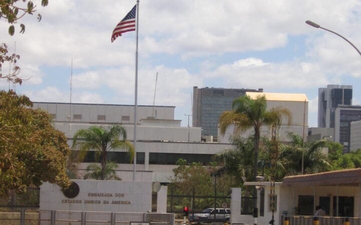 Entrada da Embaixada dos Estados Unidos da América em Brasília, com a bandeira americana no mastro