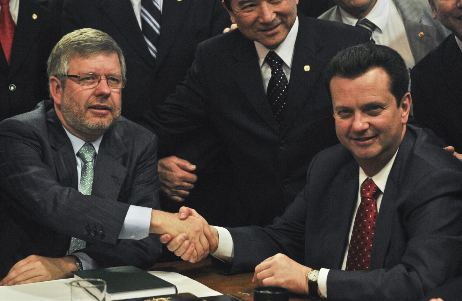 Gilberto Kassab, à direita, aperta a mão do deputado Marco Maia, à esquerda, em Brasília