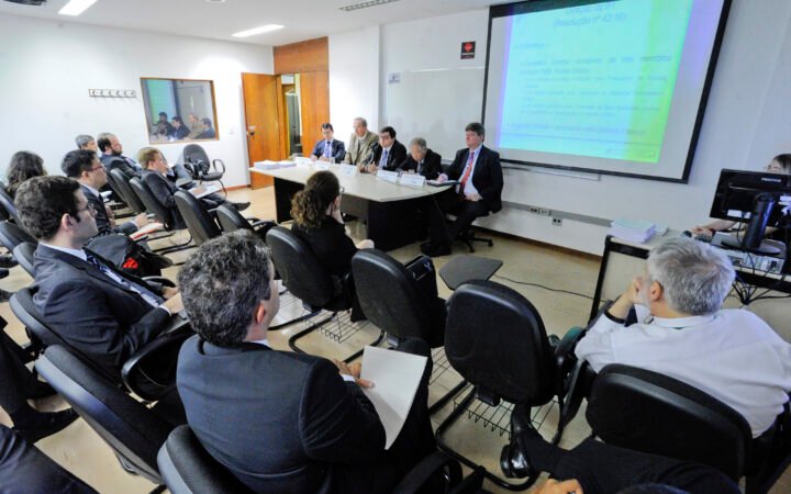 Reunião da Instituição Fiscal Independente (IFI) com economistas, em sala do Senado Federal, com apresentação projetada ao fundo
