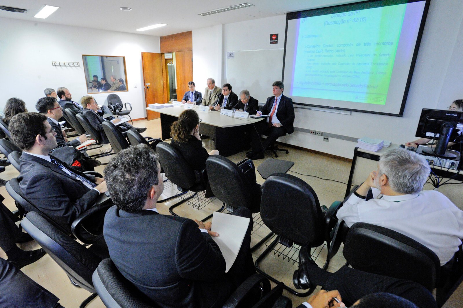 Reunião da Instituição Fiscal Independente (IFI) com economistas, em sala do Senado Federal, com apresentação projetada ao fundo