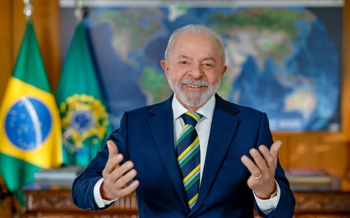 O presidente Lula gesticula durante pronunciamento à nação, com bandeiras do Brasil ao fundo