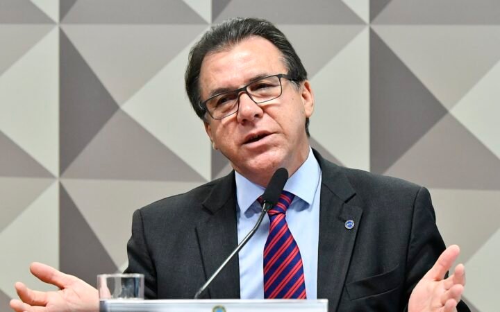 Luiz Marinho, de óculos e terno escuro, fala ao microfone em audiência pública na Comissão de Direitos Humanos do Senado.