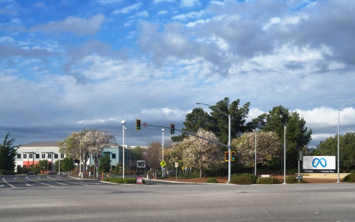 Entrada do complexo da sede da Meta Platforms em Menlo Park, Califórnia, com placa com o logotipo da empresa