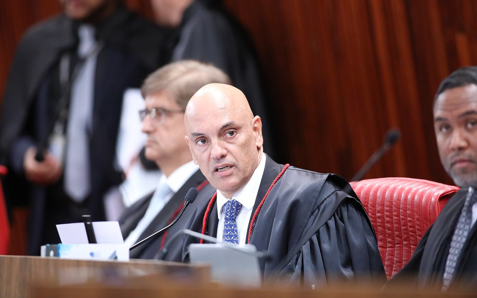 O ministro Alexandre de Moraes, de toga, fala ao microfone durante sessão do TSE