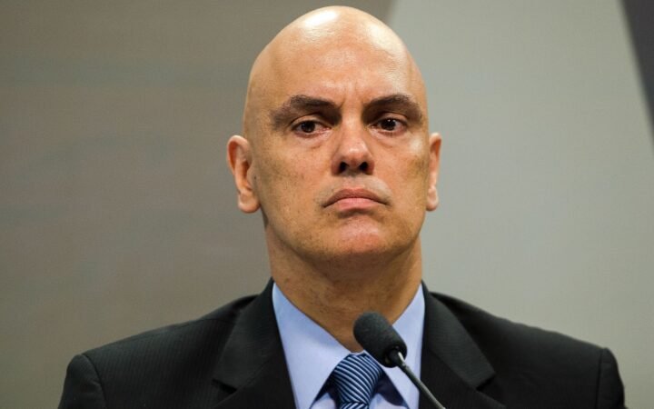 O ministro Alexandre de Moraes diante de um microfone, em sabatina no Senado