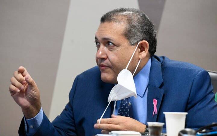 O ministro Kassio Nunes Marques, com máscara abaixada, gesticula durante sabatina na Comissão de Constituição e Justiça do Senado.