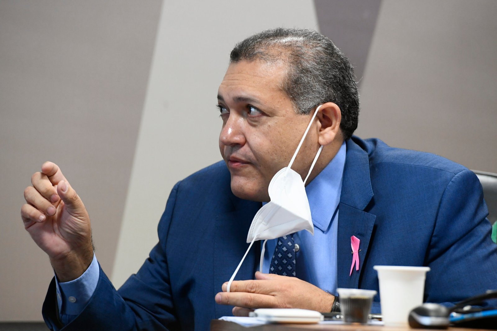 O ministro Kassio Nunes Marques, com máscara abaixada, gesticula durante sabatina na Comissão de Constituição e Justiça do Senado.