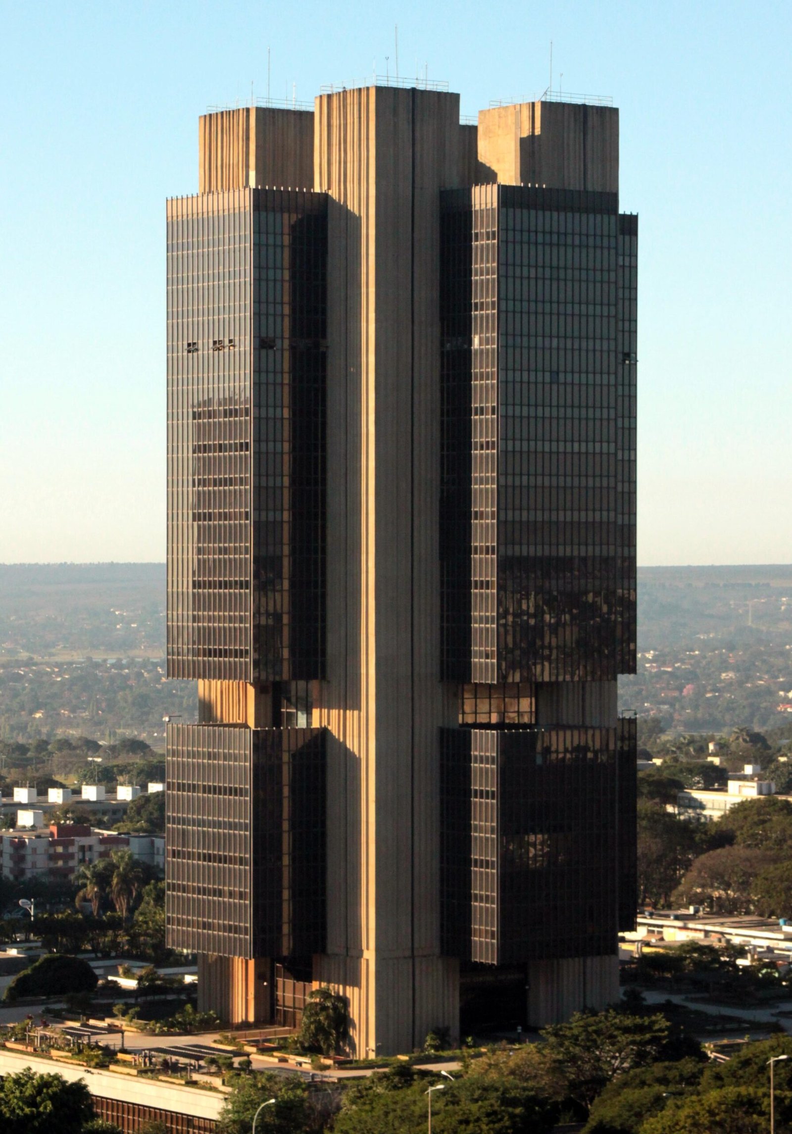 Edifício-sede do Banco Central do Brasil, torre escura de vidro e concreto, em Brasília.