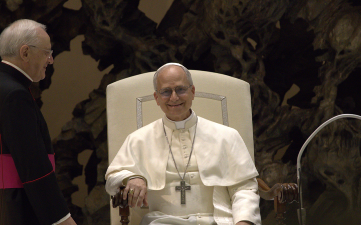 Papa Leão XIV sentado, sorrindo, durante audiência com jornalistas no Vaticano