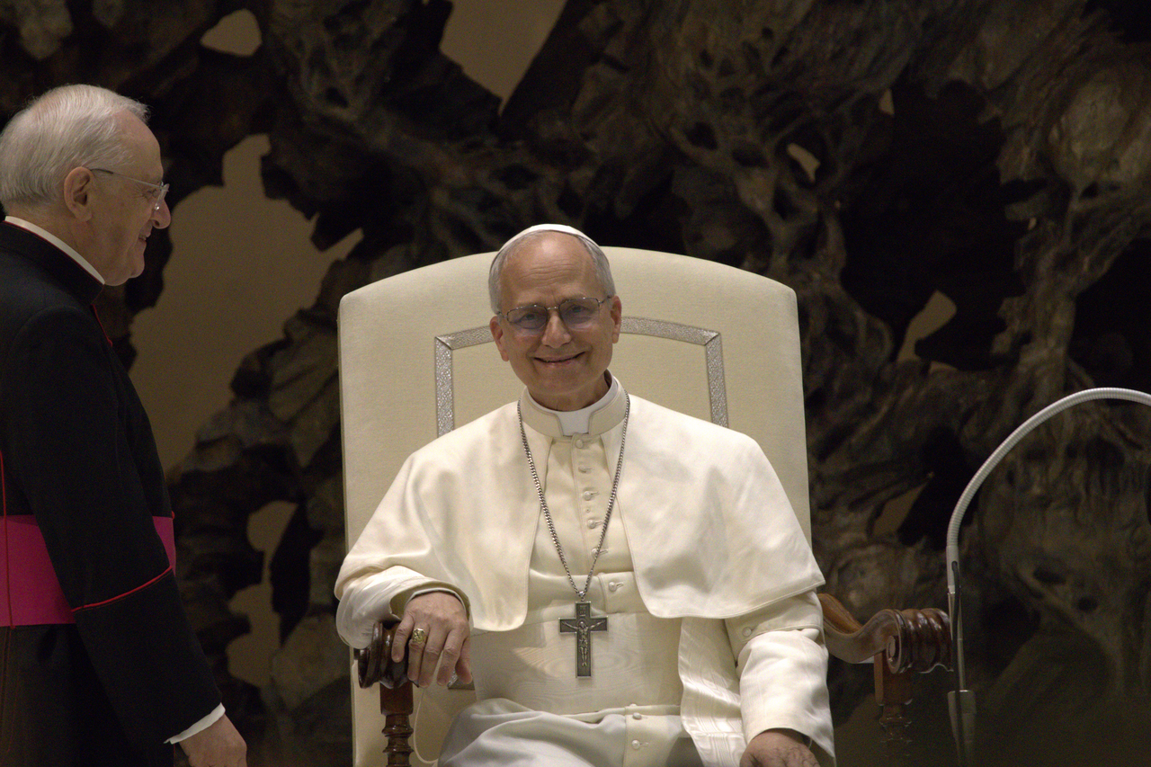 Papa Leão XIV sentado, sorrindo, durante audiência com jornalistas no Vaticano