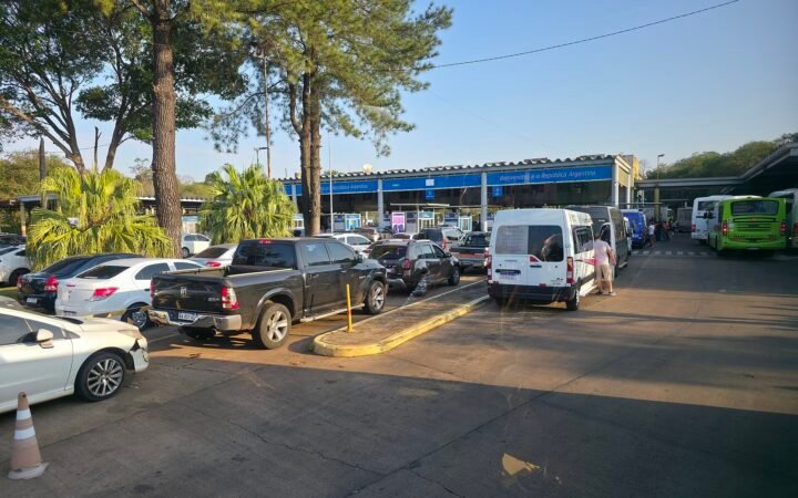 Cabines de controle da aduana argentina, com veículos em fila, na entrada de Puerto Iguazú pela ponte Tancredo Neves