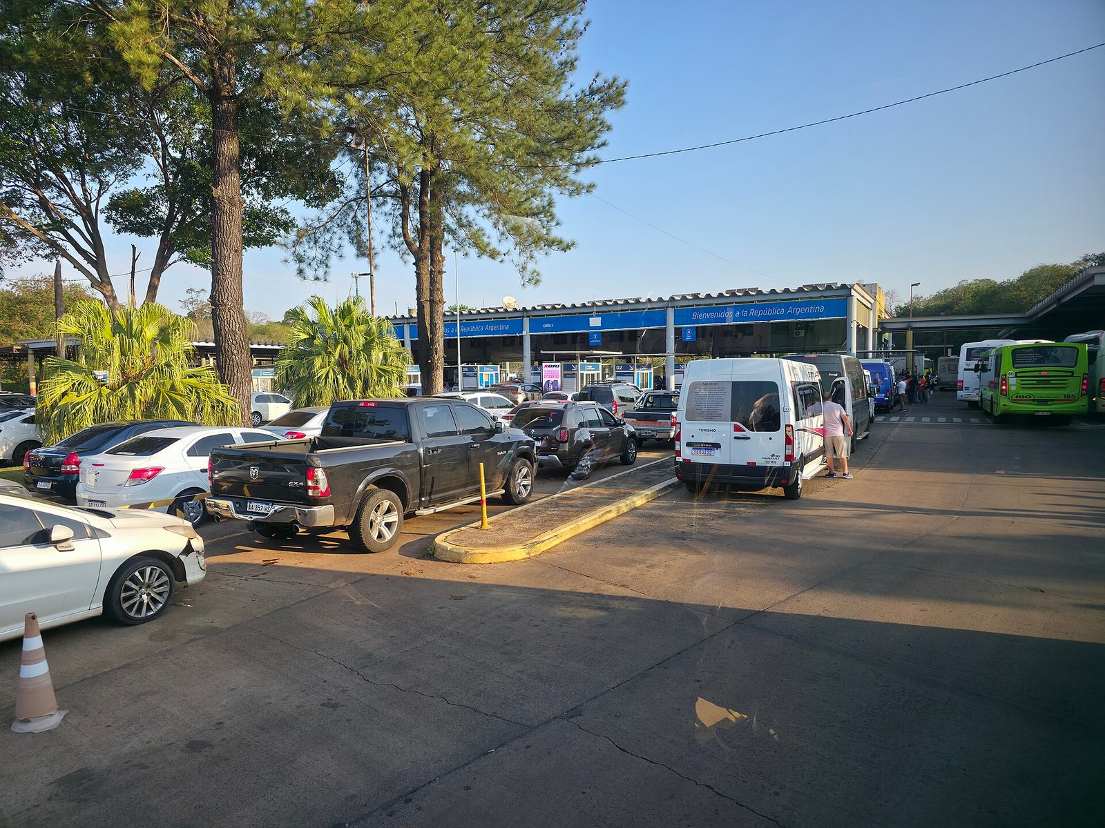 Cabines de controle da aduana argentina, com veículos em fila, na entrada de Puerto Iguazú pela ponte Tancredo Neves