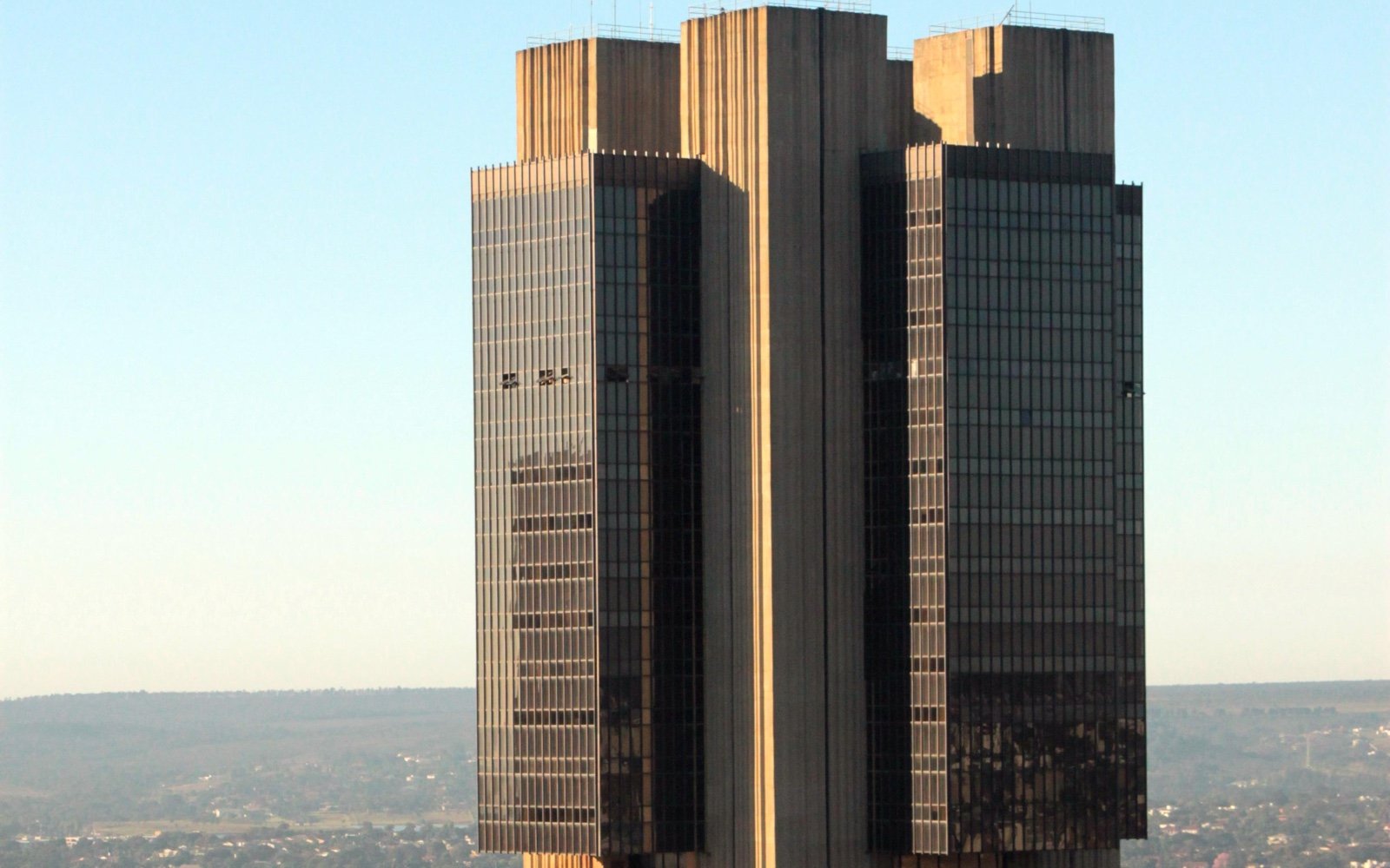 Torres do edifício-sede do Banco Central do Brasil, em Brasília, sob céu azul.