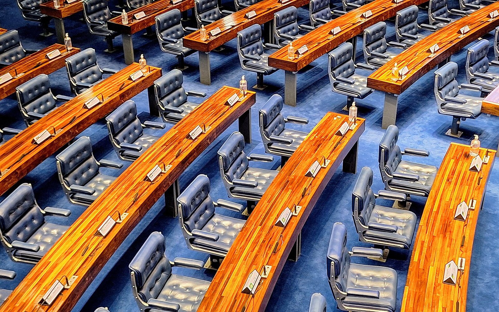 Bancadas e poltronas azuis do plenário do Senado Federal, vistas de cima