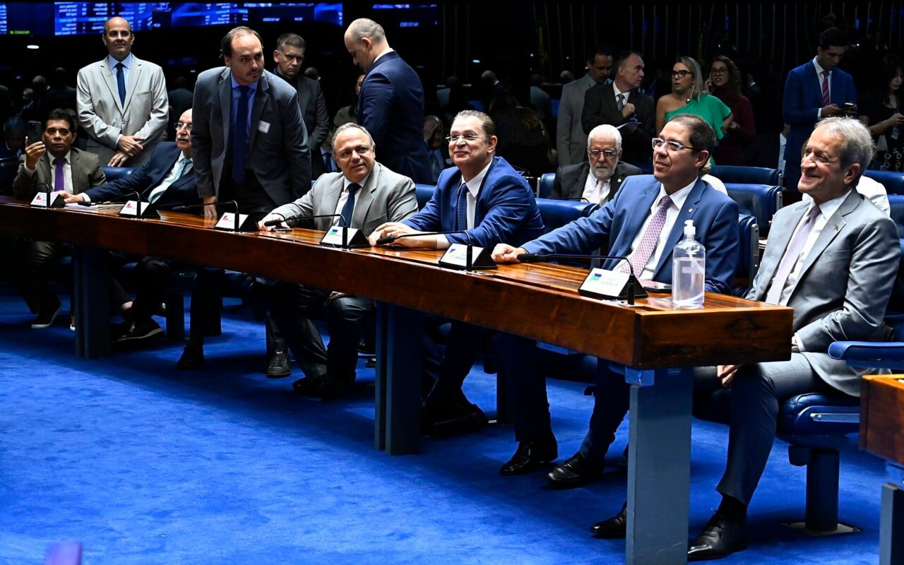 Integrantes do PL sentados à bancada do plenário do Senado, entre eles o presidente do partido, Valdemar Costa Neto, à direita