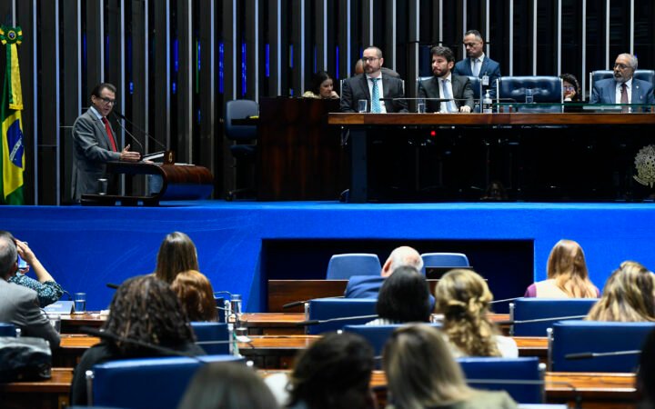 Plenário do Senado durante sessão especial sobre o Grupo Especial de Fiscalização Móvel, com orador na tribuna e mesa diretora ao fundo