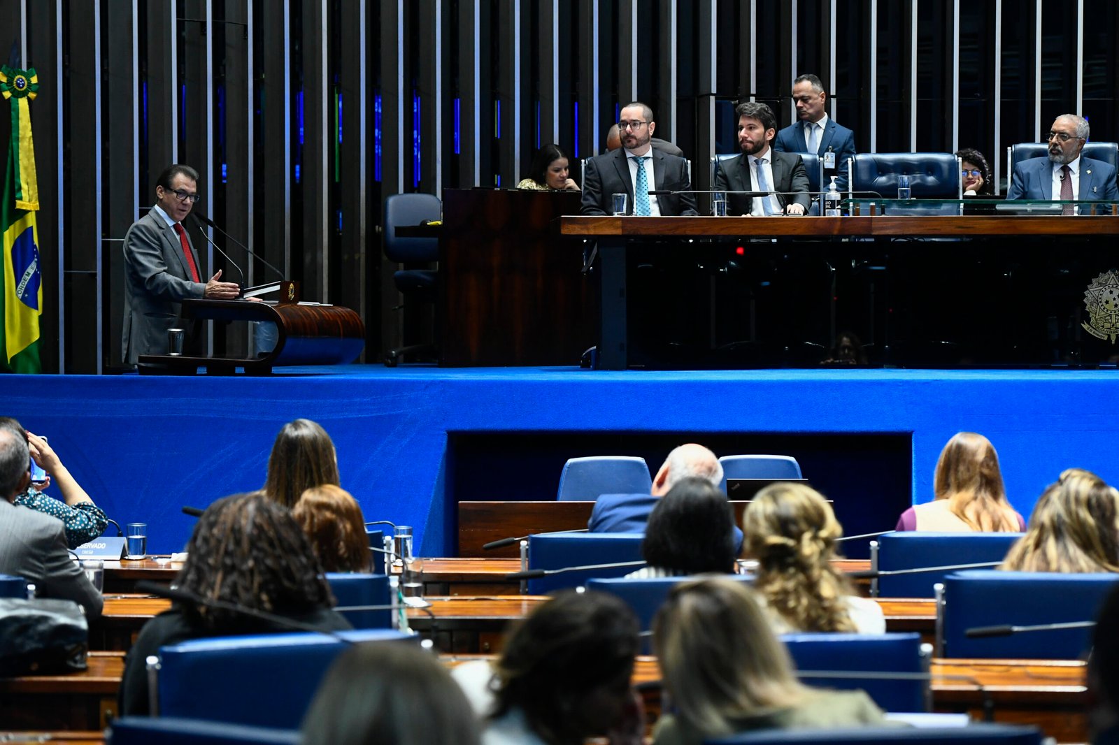 Plenário do Senado durante sessão especial sobre o Grupo Especial de Fiscalização Móvel, com orador na tribuna e mesa diretora ao fundo
