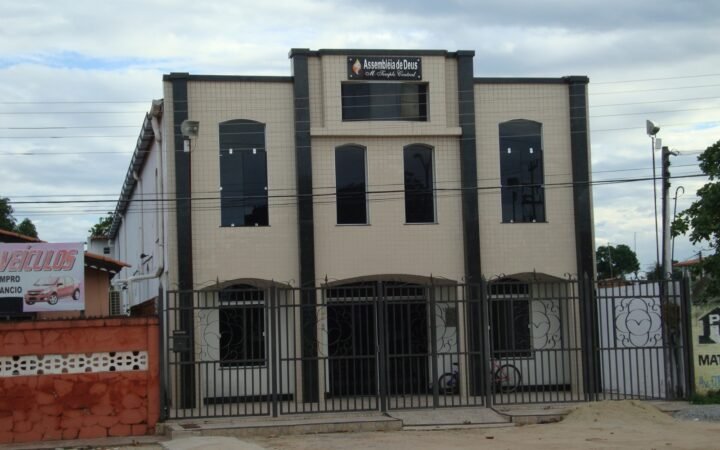 Fachada de um templo da Assembleia de Deus, com portão de grade, em Cascavel, no Paraná
