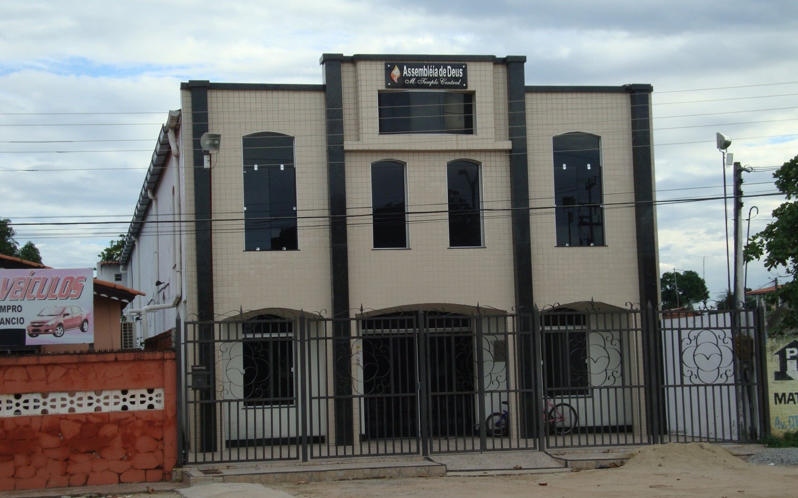 Fachada de um templo da Assembleia de Deus, com portão de grade, em Cascavel, no Paraná