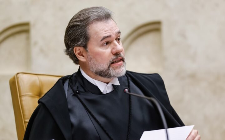 O ministro Dias Toffoli, de toga preta, fala ao microfone durante sessão do Supremo Tribunal Federal.