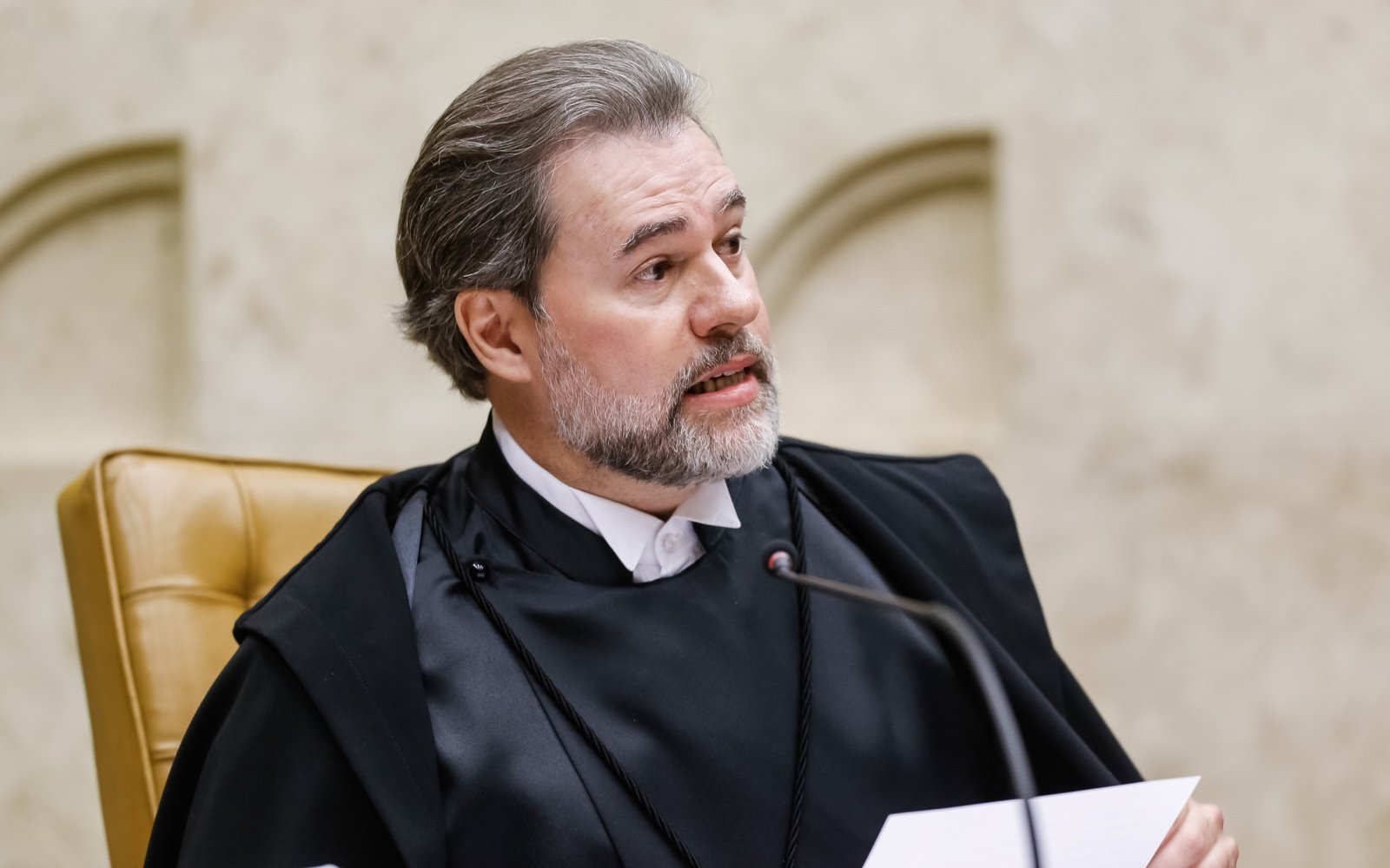 O ministro Dias Toffoli, de toga preta, fala ao microfone durante sessão do Supremo Tribunal Federal.