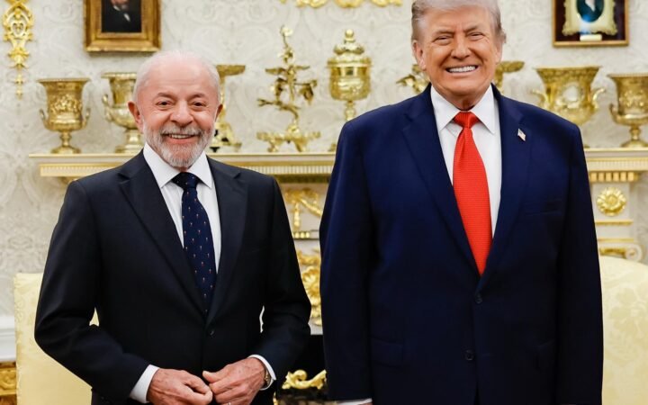 O presidente Lula, à esquerda, e o presidente dos EUA, Donald Trump, à direita, sorriem para a foto em sala da Casa Branca