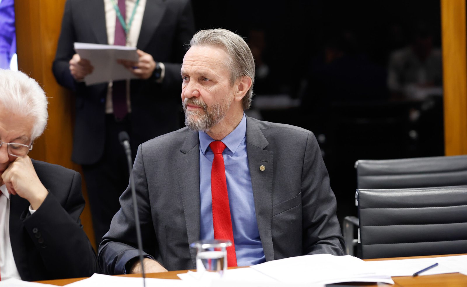 O deputado Pedro Uczai (PT-SC), de terno cinza e gravata vermelha, sentado a uma mesa em reunião de líderes na Câmara.