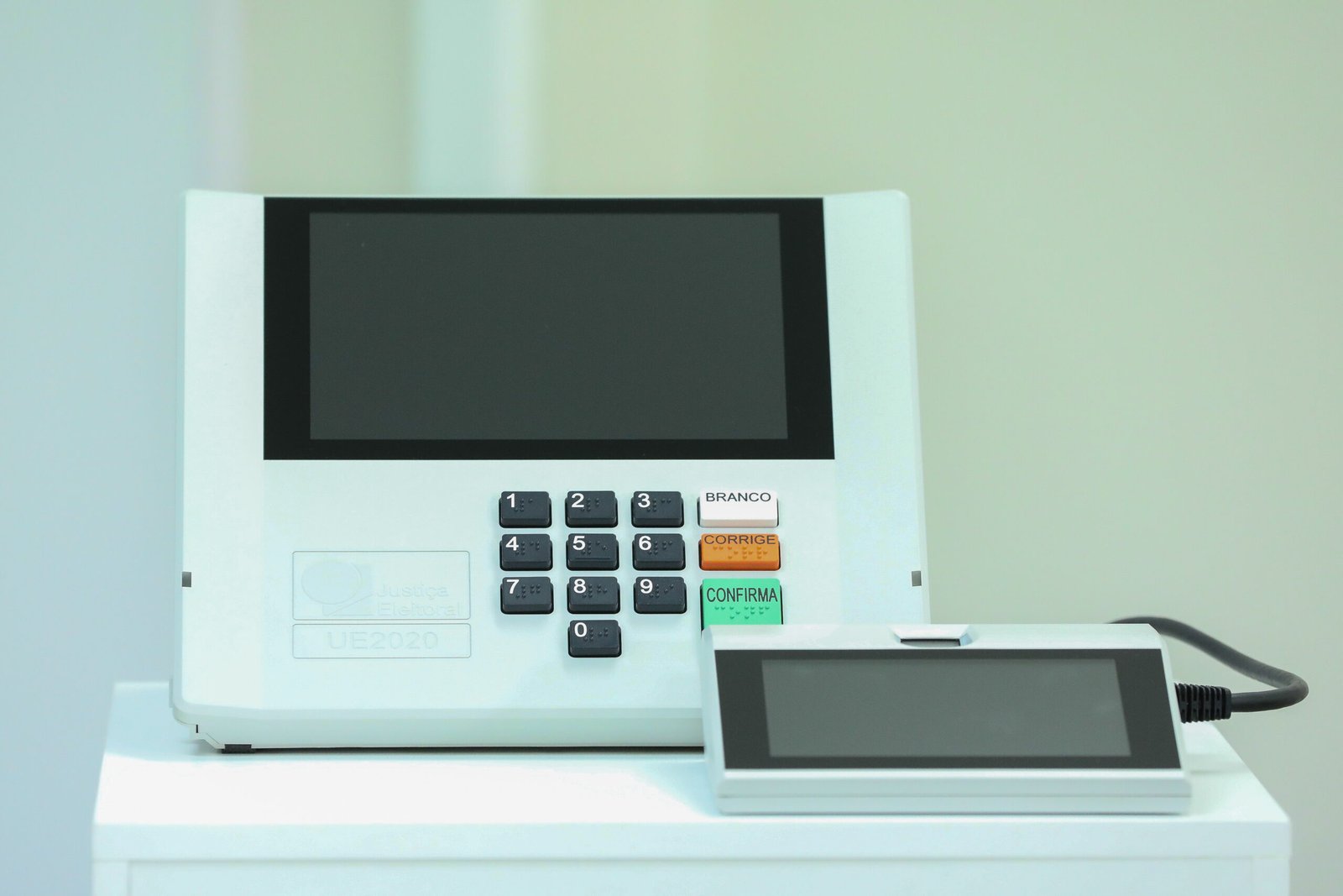 Urna eletrônica brasileira modelo UE2020, com tela, teclado numérico e terminal do mesário.